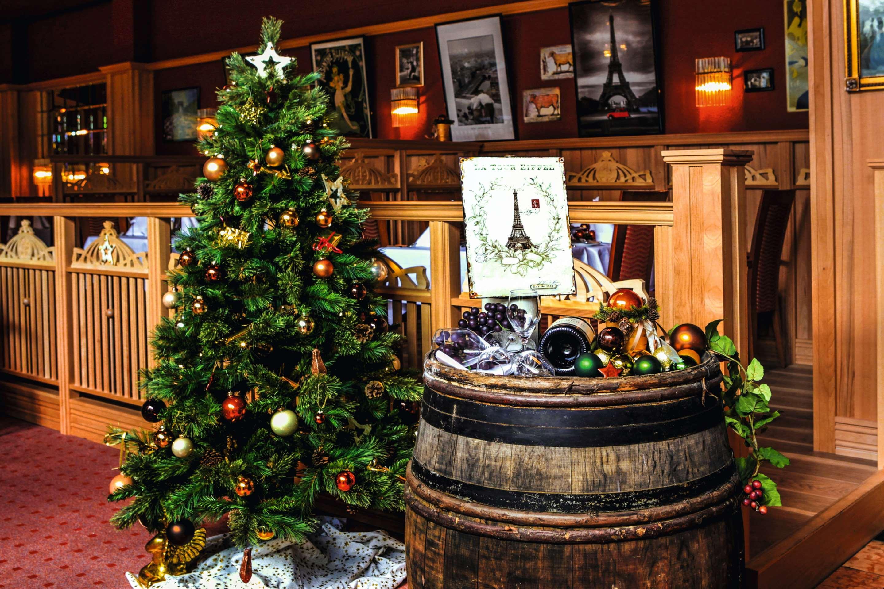 Steigenberger Hotel&Spa Bad Pyrmont Exterior foto Christmas tree at the entrance of the wine museum