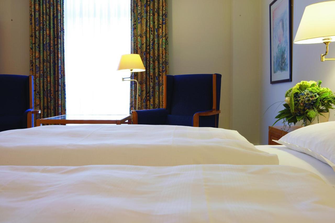 Steigenberger Hotel&Spa Bad Pyrmont Exterior foto A room at the hotel