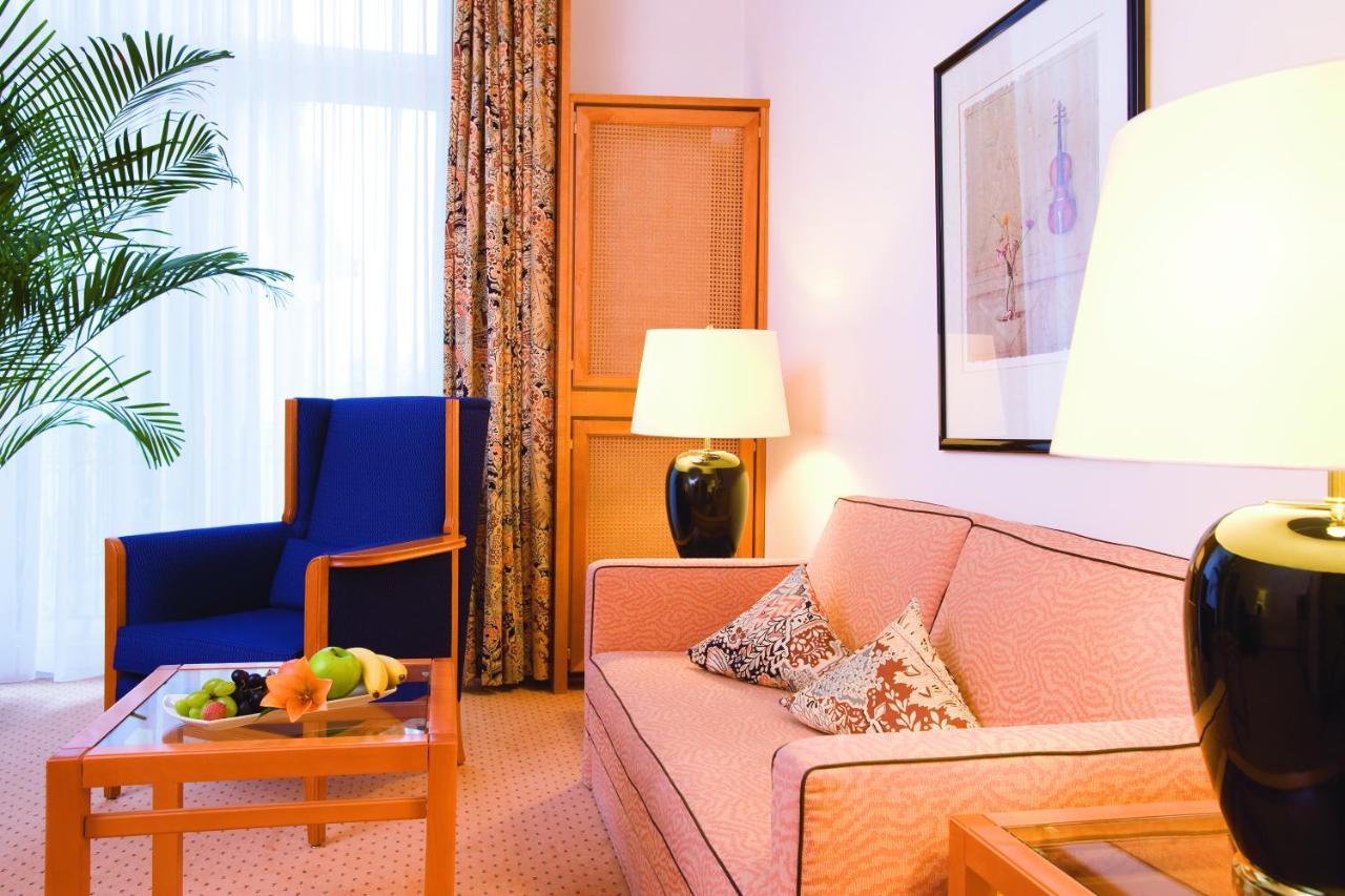 Steigenberger Hotel&Spa Bad Pyrmont Exterior foto A typical hotel room